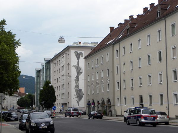 At age 13, I flee from everything and everyone, live off goods stolen from rich people's staircases and dull the stress and fear with alcohol. To find me, my father organises an hundred-strong group of police