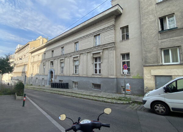 At age 13, a friend and I break into the office of the children’s home, we steal the cash box and get hold of € 2.500