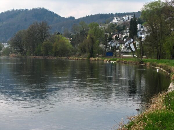 Als ich 19 Jahre alt bin, zieht mein Bruder in die Schweiz, betet gemeinsam mit den nachgezogenen Eltern, und meine Schwester lebt in deren Nähe
