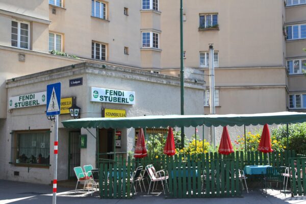 Als ich 13 Jahre alt bin, darf ich meinen Vater wegen seines sexuellen Missbrauchs Minderjähriger nur unter Polizeiaufsicht sehen, und ich besuche ihn nach seiner Entlassung alle 2 Tage in der Bar, in der er arbeitet und wo er mir Kokain und Alkohol anbietet, bis meine Mutter die Besuche verbietet