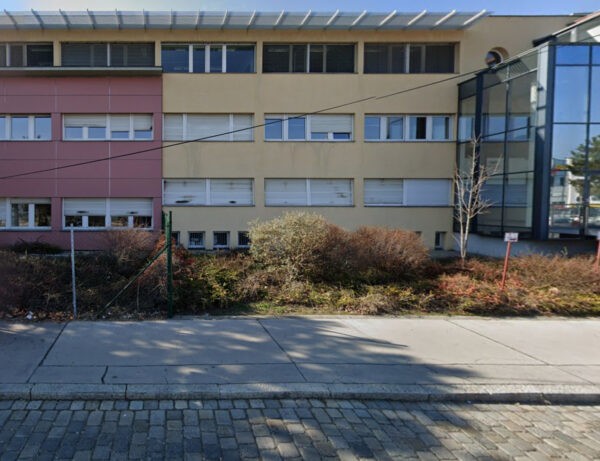 Mit 25 Jahren wird die Weisung stationärer Therapie wegen meiner festen Arbeitsstelle in ambulante Therapie verändert. Durch die Pandemie verliere ich die Arbeitsstelle und durch Nachlässigkeit den ambulanten Therapieplatz