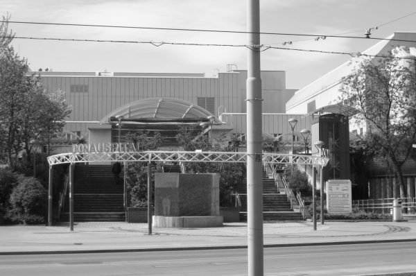 Mit 14 Jahren wird im Krankenhaus monatelang mein Nierenversagen behandelt, und ich werde nicht eingestellt auf Substitution weil ich minderjährig bin