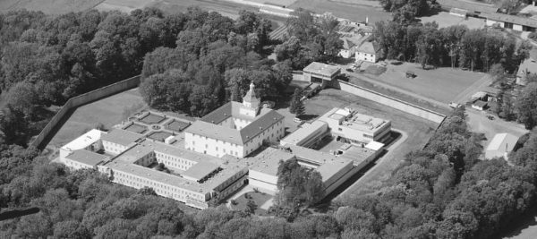 Als ich 5 Jahre alt bin, wird mein Vater zu einer Gefängnisstrafe verurteilt und geht fortan zwischen Zuhause und Gefängnis ein und aus