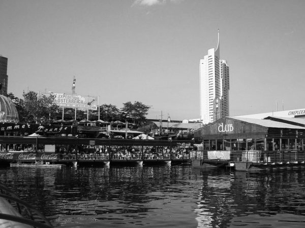 Mit 14 Jahren experimentiere ich beim Sex mit Männern und Frauen und rauche Marihuana, probiere Speed, XTC, LSD, Heroin und Kokain