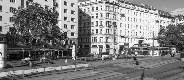 Mit 17 Jahren überfalle ich mit meinem Freund zwei Mädchen, aber es gelingt uns nicht, ihre Handtaschen zu rauben, und wir kommen in U-Haft