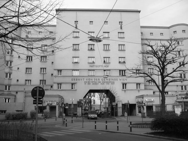 Als ich 31 Jahre alt bin, wird mein Freund verhaftet, ich verliere die Wohnung, ziehe nach Wien zu meiner drogenabhängigen Schwester und kokse neben meiner Morphium-Substitution