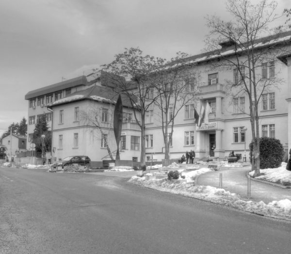 Mit 6 Jahren schlägt mein Vater meine Mutter krankenhausreif und ich bin froh über die Wiedervereinigung meiner Eltern und unseren Umzug in die Landkommune der Familie