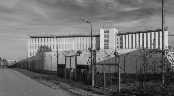 Als ich 19 Jahre bin, findet mein Mann sich nach der Flucht aus dem deutschen Gefängnis in Jugoslawien nicht zurecht und ich hole ihn zu mir in die Schweiz