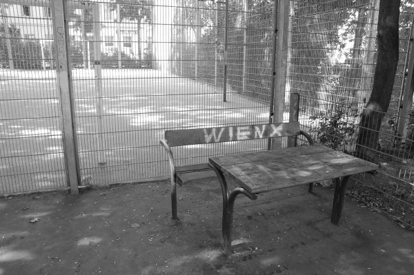 Mit 18 Jahren treibe ich mich herum, suche die Gemeinschaft anderer ausländischer Abhängiger und brauche immer mehr Drogen