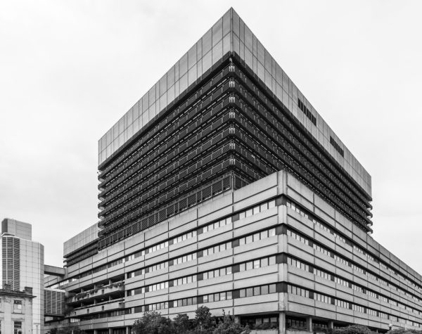 Mit 3 Jahren werde ich zum ersten Mal wegen der Misshandlungen meines Vaters ärztlich behandelt, ich bin ohne den Schutz meiner Mutter