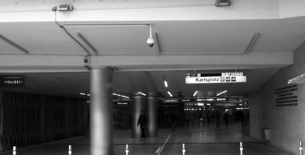 Mit 13 Jahren überlebe ich meinen ersten Selbstmordversuch, werde von meinen Vater verstoßen und flüchte mit meiner Freundin aus der Stadt