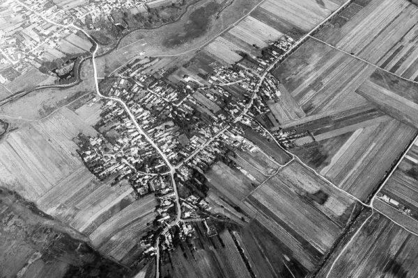 Als ich drei Jahre alt bin, lebe ich in Rumänien bei den Eltern meiner alkoholkranken Mutter und mein Vater versucht, mich zu sich zu holen