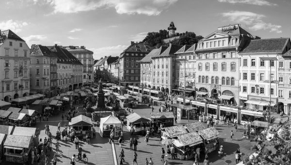 Als ich zwölf Jahre alt bin, überredet meine Oma meine Mutter, mich von meinem Vater nach Österreich holen zu lassen