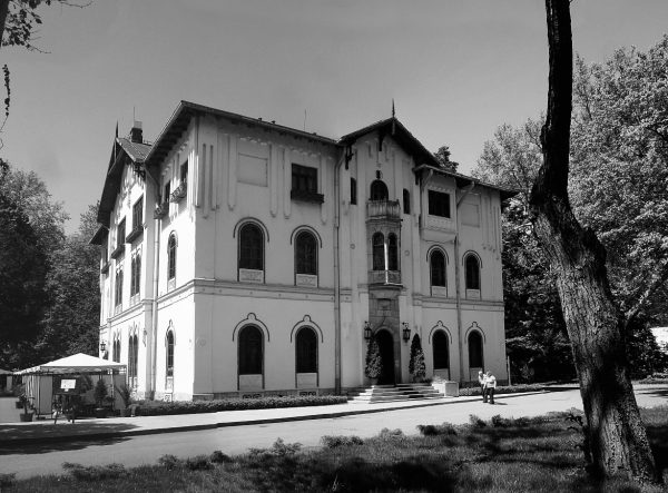 Als ich 14 Jahre alt bin, verheimlicht mein Vater den Tod meiner geliebten Großeltern und ich laufe mit gestohlenem Pass weg nach Rumänien