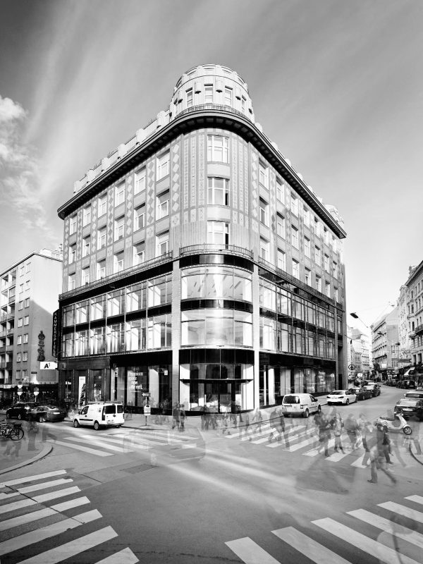 Mit 32 Jahren mache ich einen kalten Entzug, flüchte ich zurück nach Österreich und finde Arbeit in einem Nachtlokal