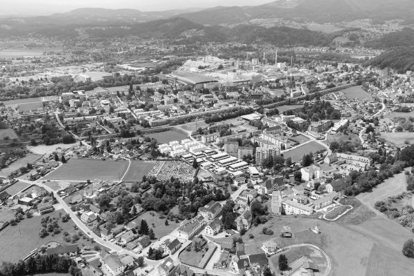 Als ich 32 Jahre alt bin, nimmt meine Schwester mich bei sich auf und ich arbeite für sie als Bardame und Prostituierte