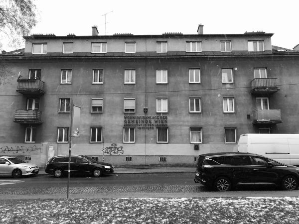 Mit 33 Jahren entziehe ich mich meinem Verfolger, werde in Wien substituiert und nehme Unmengen an Speed, Kokain, Morphium und Alkohol