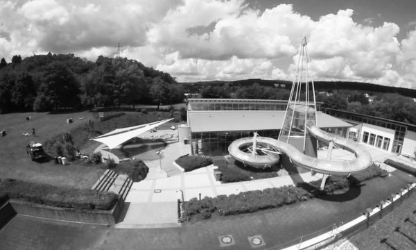 Als ich 6 Monate alt bin, lässt mich meine Mutter im Kinderwagen vor dem Schwimmbad allein und meine Oma bringt mich heim zu ihr