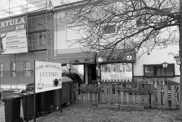 Als ich noch ein Baby bin, nimmt mich mein alkoholkranker Vater mit in jede Bar und ich fühle mich sicher in seiner Nähe