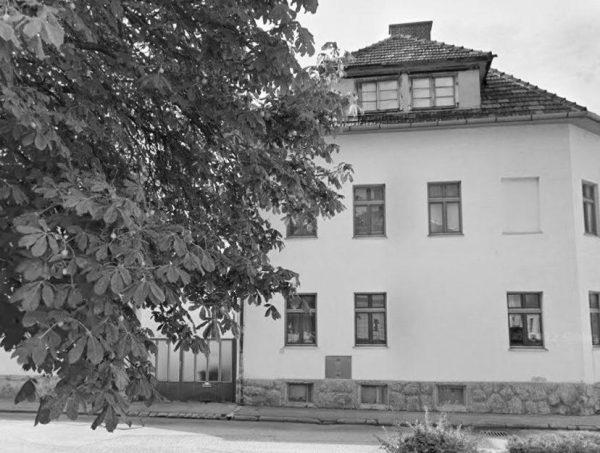 Seit ich 9 Jahre alt bin, grabscht der Bruder meiner Oma mir bei jeder Gelegenheit in die Unterhose und ich wage es nicht, es ihr zu sagen