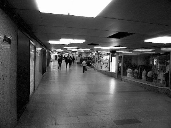 Als ich 16 Jahre alt bin, nimmt meine Schwester mich mit in die Junkie-Gemeinschaft, ich ziehe exzessiv Heroin und nehme alle Drogen, die mir angeboten werden