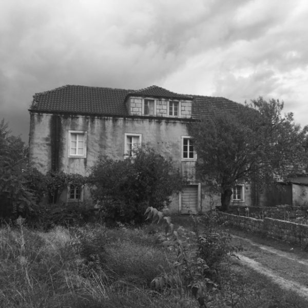 Als ich 1 Jahr alt bin, hinterlassen meine Eltern mich wütend bei meiner Großmutter auf dem jugoslawischen Land