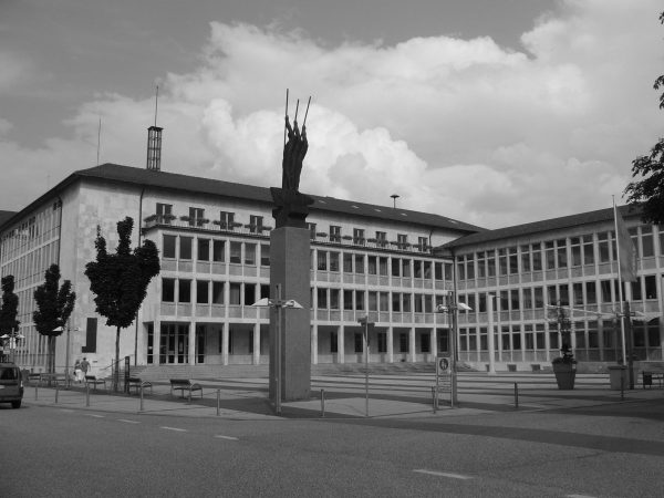 Mit 18 Jahren liebe und heirate ich einen jugoslawischen Kriminellen und füge mich in traditionelles Dasein als Ehefrau