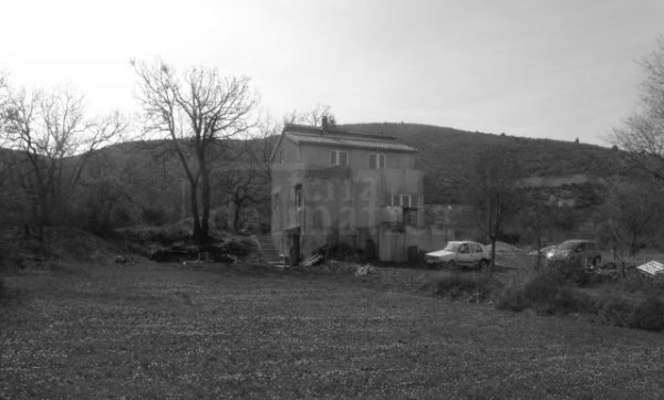 Mit 34 Jahren folge ich meinem Mann an die See, bin wehrlos in fatalem Drogenkonsum und lasse mich tyrannisieren, vergewaltigen und misshandeln